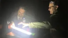 نجاة صليبا (يمين) في الظلام في قاعة البرلمان