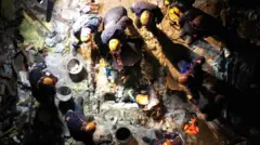 Equipes trabalham em operação de resgate na cidade de Malatya