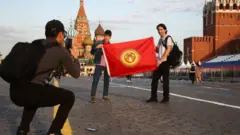 Ар кандай эсептөөлөр боюнча Орусия аймагында жашап, иштеген кыргызстандыктар саны 600 миңден миллионго чейин