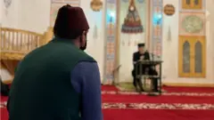 Derviši imaju različita zanimanja, ali se okupljaju na molitvama i obredima