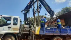 ኤሌክትሪክ እየሰሩ ያሉ ግለሰቦች