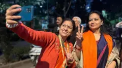 भाजपच्या विजयाचा आनंदोत्सव साजरा करणाऱ्या कार्यकर्त्या.