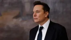Elon Musk vestindo um terno preto, camisa branca e gravata preta olhando para longe