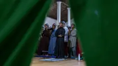 Ilustrasi: Santri melaksanakan salat di sebuah pondok pesantren.