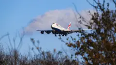 بوينغ 747 تابعة للخطوط الجوية البريطانية أثناء هبوطها في قاعدتها في مطار هيثرو في لندن