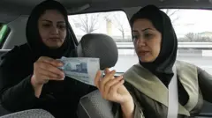 कार में बैठी दो महिलाएं