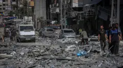 Rua na Cidade de Gaza que está coberta de escombros