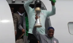 Rasheedat Ajibade ná ife ẹ̀yẹ tí wọ́n gbà sókè