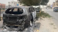 سيارات متضررة ومحترقة في شارع بطرابلس