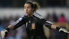 Ainhoa Tirapu, umunyezamu w'ikipe y'abagore ya Athletic Bilbao n'uw'ikipe y'igihugu ya Espanye, ni umwe mu bakinnyi bagera hafi kuri 200 batoye bashyigikira imyigaragambyo