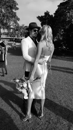 Alex e Ellidy abraçados em uma festa