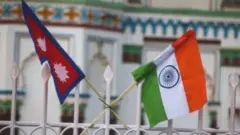 नेपाल और भारत का झंडा
