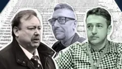 На заднем фоне - список с номерами и фамилиями. На переднем плане слева направо: мужчина с усами в куртке, рубашке и галстуке; мужчина в очках и с бородой-эспаньолкой; мужчина без бороды, в клетчатой рубашке с бейджем на шее