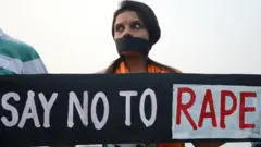 ਰੇਪ ਖ਼ਿਲਾਫ ਮੂੰਹ ਬੰਨ੍ਹ ਕੇ ਪ੍ਰਦਰਸ਼ਨ ਕਰ ਰਹੀ ਔਰਤ
