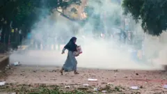 হুটহাট সংঘর্ষে প্রায়শই রাস্তা বন্ধের ঘটনা ঘটছে। ছবিটি ঢাকা কলেজ ও সিটি কলেজের শিক্ষার্থীদের মধ্যে সংঘর্ষের সময়কার। 