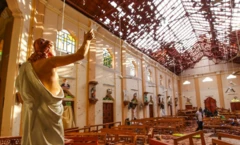 Des responsables inspectent l'église St. Sebastian endommagée.