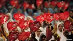 Pessoas segurando cartazes do dia de São Valentim