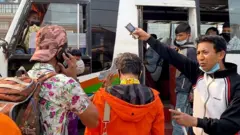 सवारी साधन खोज्दै यात्रु।