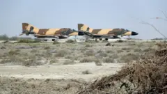 این تصویری که به تازگی در جریان مانور "ذوالفقار ۱۴۰۰" منتشر است و در آن در آن جت‌های جنگنده دیده می‌شوند