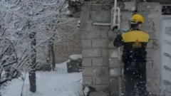 وزارت نفت ایران از شهروندان خواسته که به دلیل کمبود گاز صرفه جویی کنند و جواد اوجی وزیر نفت ایران گفته «به محض اینکه وارد خانه می شوم سریع لباس گرم و جوراب می‌پوشم و نمی گذارم اسرافی شود»