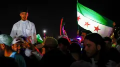Pessoas comemoram nas ruas de Damasco depois que o presidente dos EUA, Donald Trump, anunciou o fim das sanções à Síria