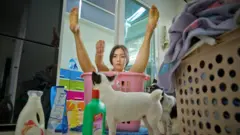 “ไม่เป็นไปตามบรรทัดฐานหรือความคาดหวังของสังคม” 