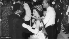 Giiftii Elizaabeet Keeniyaa wayita doowwataa jiraniitti ture abbaansaanii dunan Giiftummaa kan fudhatan