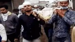 અરથીને કાંધ આપતાં લોકો