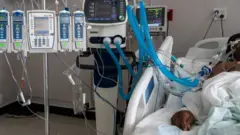 আমেরিকায় টেক্সাসের হাসপাতালে ভেন্টিলেটার লাগানো একজন কোভিড রোগী