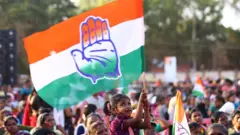 కాంగ్రెస్ జెండాతో చిన్నారి