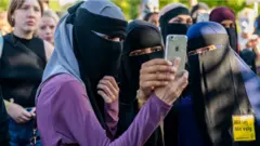 ثلاث مشاركات في مظاهرة ضد منع النقاب في الدنمارك، في أغسطس/آب 2018