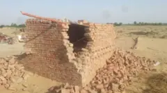 पाकिस्तानमध्ये घरं पाडण्याचं प्रकरण काय आहे?