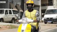 Un livreur à Dakar