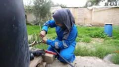 أول فتاة فلسطينية تحترف مهنة السباكة