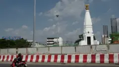 อนุสาวรีย์พิทักษ์รัฐธรรมนูญ คือหนึ่งในบรรดาอนุสรณ์สถานที่เกี่ยวกับคณะราษฎรและการต่อสู้เพื่อการได้มาซึ่งประชาธิปไตย