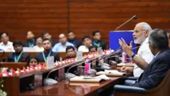 ఐఏఎస్ అధికారులతో ప్రధానమంత్రి నరేంద్ర మోదీ