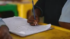 Akẹkọ to n kọ iwe