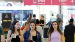 متسوقون في مركز تجاري في تل أبيب