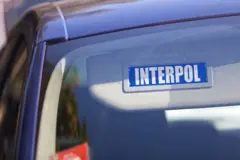 Adesivo da Interpol em carro
