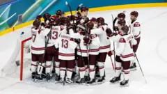 Игроки сборной Латвии празднуют победу