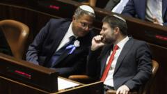 Itamar Ben-Gvir (izquierda) y Bezalel Smotrich hablando en el Parlamento israelí