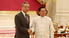 မြန်မာနိုင်ငံမှာ စစ်ခေါင်းဆောင် ဗိုလ်ချုပ်မှူးကြီး မင်းအောင်လှိုင်နဲ့ တွေ့ဆုံခဲ့တဲ့ တရုတ် နိုင်ငံခြားရေးဝန်ကြီး မစ္စတာ ဝမ်ယိ 
