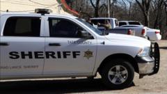 Xe Cảnh sát trưởng Hạt Tate đậu bên ngoài một cửa hàng tiện lợi sau vụ xả súng, ở Arkabutla, Mississippi, Mỹ ngày 17/2/2023