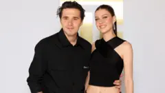 Brooklyn Beckham e Nicola Peltz assistem ao desfile de primavera-verão 2025 da Balmain durante a Paris Fashion Week, em 25 de setembro de 2024, em Paris, França