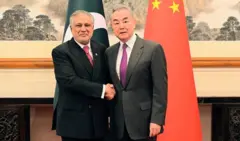 عکسی از وانگ یی وزیر خارجه چین در کنار اسحاق دار همتای پاکستانی‌اش