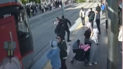 Kayseri Türkiyə mühafizəçi qulağında qulaqcıq olan qadını tramvayın altına düşməkdən xilas edir