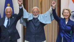 از راست به چپ: اورزولا فون‌درلاین، رئیس کمیسیون اروپا، نارندرا مودی، نخست‌وزیر هند و آنتونیو کوشتا، رئیس شورای اروپا