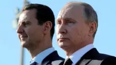 Le président déchu de la Syrie, Bachar el-Assad, aux côtés de Vladimir Poutine