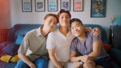 Tình yêu cặp ba: Các chàng Thái Lan hạnh phúc với mối quan hệ ba bên