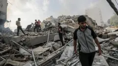 أنقاض مباني مهدمة